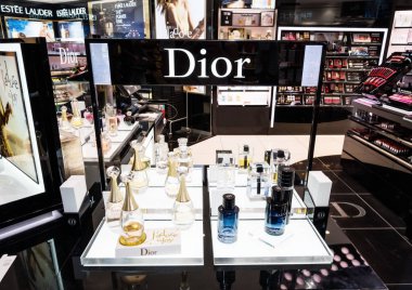 Amsterdam, Hollanda - 18 Temmuz 2018: Dior frangrance parfüm stand logosu ile alışveriş merkezinde.