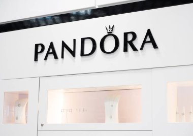 Amsterdam, Hollanda - 18 Temmuz 2018: Pandora logo takı Cam stand ile alışveriş merkezinde.