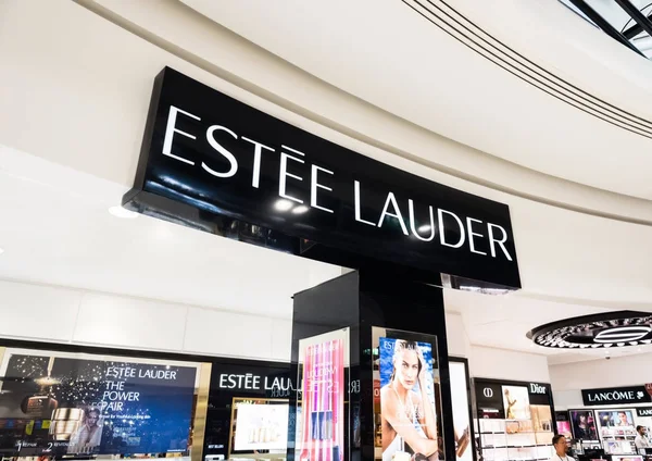 Amsterdam, Hollanda - 18 Temmuz 2018: Estee Lauder panoda büyük alışveriş merkezi.