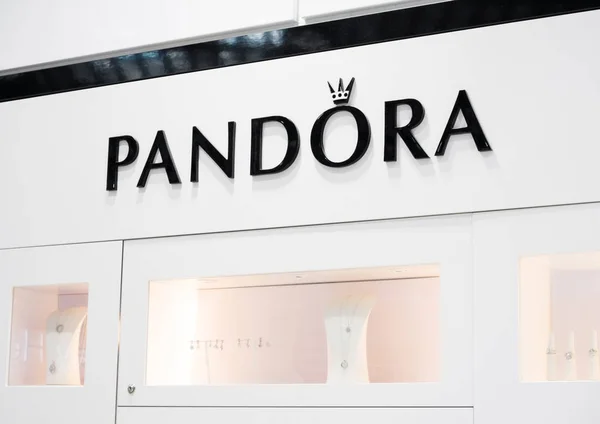 Amsterdam Niederlande Juli 2018 Pandora Logo Einkaufszentrum Mit Schmuckglasständer — Stockfoto