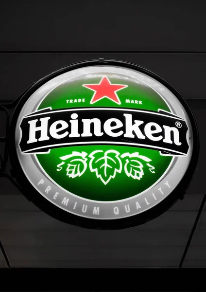 Amsterdam Países Bajos Julio 2018 Cartelera Redonda Cerveza Heineken Lager —  Fotos de Stock