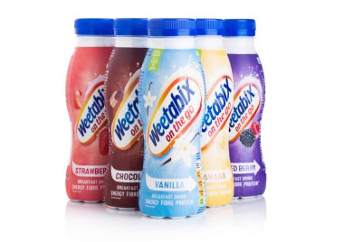 Londra, İngiltere - 29 Temmuz 2018: Plastik şişe Weetabix kahvaltı içki enerji fiber protein beyaz arka plan üzerinde.