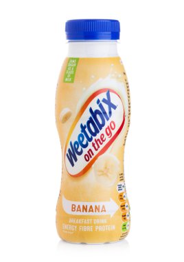 Londra, İngiltere - 29 Temmuz 2018: Plastik şişe Weetabix kahvaltı içki enerji fiber protein beyaz zemin üzerine muz lezzet ile.