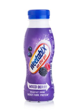 Londra, İngiltere - 29 Temmuz 2018: Plastik şişe Weetabix kahvaltı içki enerji fiber protein ile karışık berry lezzet beyaz arka plan üzerinde.