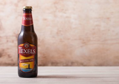 Londra, İngiltere - 29 Temmuz 2018: Soğuk şişesini Texels özel ahşap arka plan üzerinde.