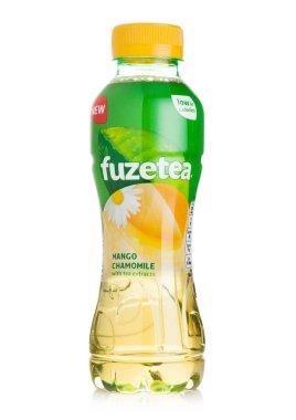 Londra, İngiltere - 28 Temmuz 2018: Fuzetea buzlu çay beyaz arka plan üzerinde mango lezzet plastik şişe.