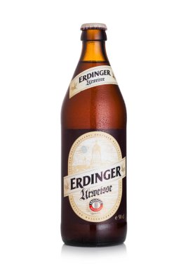 Londra, İngiltere - 28 Temmuz 2018: Beyaz bir arka plan Erdinger Urweisse şişe bira. Erdinger dünyanın en büyük buğday bira bira fabrikası ürünüdür.