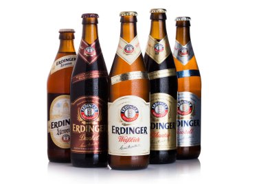 Londra, İngiltere - 28 Temmuz 2018: Beyaz arka plan Erdinger şişe bira. Erdinger dünyanın en büyük buğday bira bira fabrikası ürünüdür.