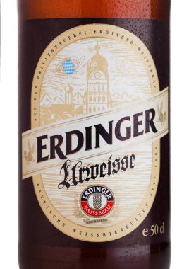 Londra, İngiltere - 28 Temmuz 2018: Şişe etiket Erdinger Urweisse bira beyaz zemin üzerinde. Erdinger dünyanın en büyük buğday bira bira fabrikası ürünüdür.