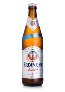 Londra, İngiltere - 28 Temmuz 2018: Beyaz bir arka plan Erdinger Kristall şişe bira. Erdinger dünyanın en büyük buğday bira bira fabrikası ürünüdür.