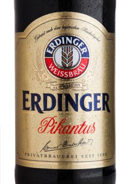 Londra, İngiltere - 28 Temmuz 2018: Şişe etiket Erdinger Pikantus bira beyaz zemin üzerinde. Erdinger dünyanın en büyük buğday bira bira fabrikası ürünüdür.