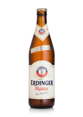 Londra, İngiltere - 28 Temmuz 2018: Erdinger şişe buğday bira beyaz zemin üzerinde. Erdinger dünyanın en büyük buğday bira bira fabrikası ürünüdür.