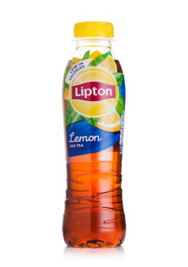 Londra, İngiltere - 28 Temmuz 2018: Lipton Icetea beyaz zemin üzerine limon lezzet plastik şişe.