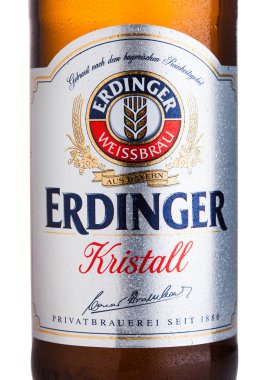 Londra, İngiltere - 28 Temmuz 2018: Şişe etiket Erdinger Kristall bira beyaz zemin üzerinde. Erdinger dünyanın en büyük buğday bira bira fabrikası ürünüdür.