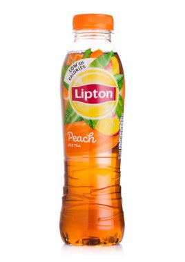 Londra, İngiltere - 28 Temmuz 2018: Lipton Icetea beyaz arka plan üzerinde şeftali tadı plastik şişe.