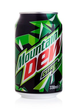 Londra, İngiltere - 28 Temmuz 2018: Alüminyum kutu Mountain Dew içki beyaz arka plan üzerinde. Mountain Dew narenciye aromalı alkolsüz içecek Pepsico tarafından üretilen