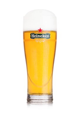 Londra, İngiltere - 28 Temmuz 2018: Özgün cam Heineken Bira bira beyaz arka plan üzerinde. Heineken Heineken Internationa, Amiral gemisi ürünü