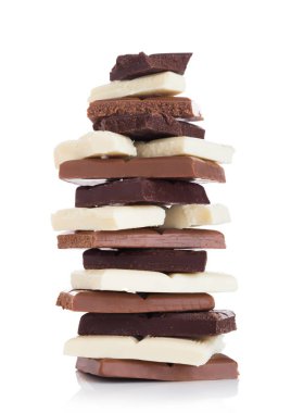 Beyaz, süt ve beyaz arka plan üzerinde organik çikolata blokları.