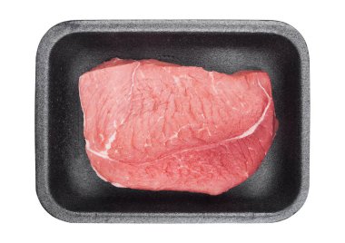 Beyaz arka plan üzerinde taze çiğ Dana biftek dilimlerle plastik tepsi