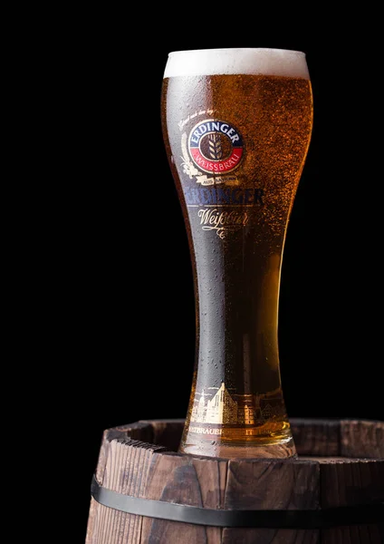 London Juli 2018 Original Glas Erdinger Bier Auf Holzfass Auf — Stockfoto