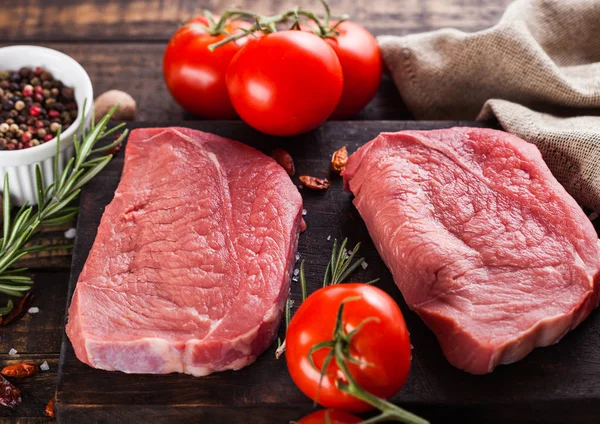 Čerstvé Syrové Hovězí Maso Steak Dřevěné Kuchyňské Desce Rajčaty Paprikou — Stock fotografie