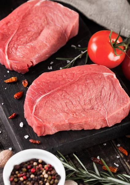 Čerstvé Syrové Hovězí Maso Steak Dřevěné Kuchyňské Desce Rajčaty Paprikou — Stock fotografie