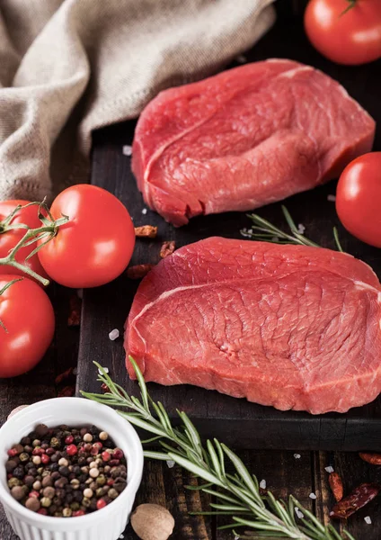 Čerstvé Syrové Hovězí Maso Steak Dřevěné Kuchyňské Desce Rajčaty Paprikou — Stock fotografie