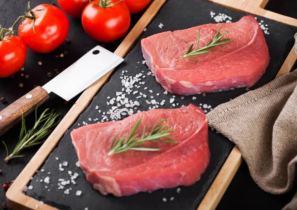 Čerstvé Syrové Hovězí Maso Steak Kamenné Kuchyňské Desce Sekeru Čerstvými — Stock fotografie