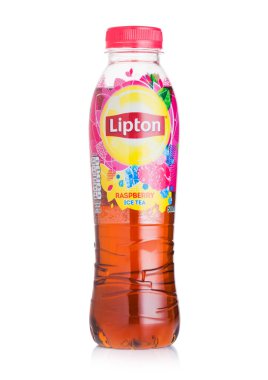 Londra, İngiltere - 28 Temmuz 2018: Lipton Icetea beyaz arka plan üzerinde ahududu lezzet plastik şişe.