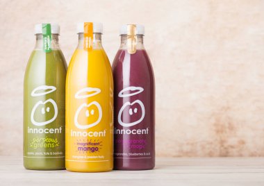 Londra, İngiltere - 10 Ağustos 2018: Şişe masum organik güler yüzlü suyu içecek mango ve armut ve blueberry lezzet Wood ile.
