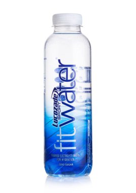 Londra, İngiltere - 10 Ağustos 2018: Lucozade şişe spor su beyaz zinde kalın.