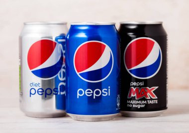 Londra, İngiltere - 03 Ağustos 2018: Alüminyum kutu orijinal Pepsi Max ve diyet meşrubat ahşap üzerine. Amerikan çokuluslu gıda ve içecek şirketi