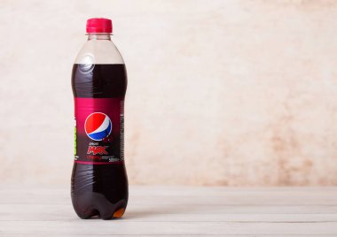 Londra, İngiltere - 03 Ağustos 2018: Diyet Pepsi Max Cherry meşrubat ahşap üzerine plastik şişe. Amerikan çokuluslu gıda ve içecek şirketi