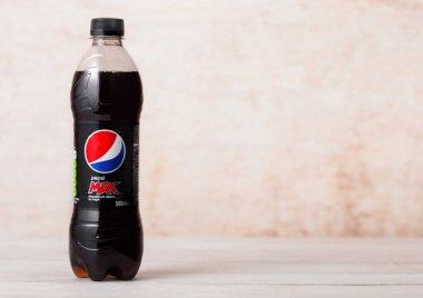 Londra, İngiltere - 03 Ağustos 2018: Diyet Pepsi Max meşrubat ahşap üzerine plastik şişe. Amerikan çokuluslu gıda ve içecek şirketi
