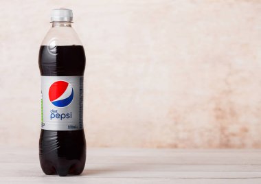 Londra, İngiltere - 03 Ağustos 2018: Diyet Pepsi meşrubat ahşap üzerine plastik şişe. Amerikan çokuluslu gıda ve içecek şirketi