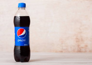 Londra, İngiltere - 03 Ağustos 2018: Pepsi Cola meşrubat ahşap üzerine plastik şişe. Amerikan çokuluslu gıda ve içecek şirketi