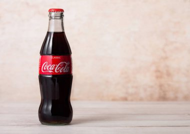 Londra, İngiltere - 03 Ağustos 2018: Orijinal Coca Cola meşrubat ahşap üzerine cam şişe. Dünyanın en popüler içecek.