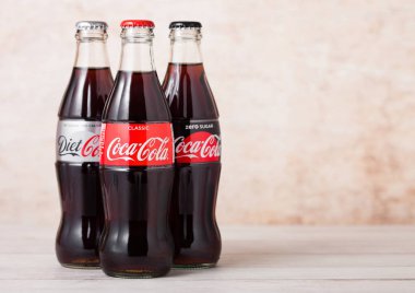 Londra, İngiltere - 03 Ağustos 2018: Orijinal diyet ve sıfır Coca Cola meşrubat ahşap üzerine cam şişe. Dünyanın en popüler içecek.