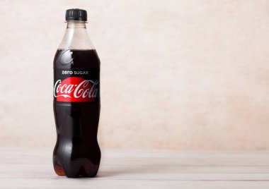 Londra, İngiltere - 03 Ağustos 2018: Sıfır şeker Coca Cola meşrubat ahşap üzerine plastik şişe. Dünyanın en popüler içecek.