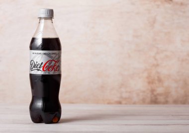 Londra, İngiltere - 03 Ağustos 2018: Diyet kola Coca Cola meşrubat ahşap üzerine plastik şişe. Dünyanın en popüler içecek.