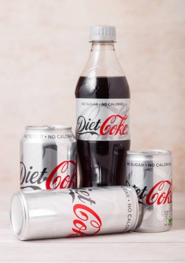 Londra, İngiltere - 03 Ağustos 2018: Plastik şişe ve alüminyum konserve diyet kola Coca Cola meşrubat ahşap üzerine. Dünyanın en popüler içecek.
