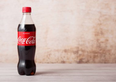 Londra, İngiltere - 03 Ağustos 2018: Orijinal Coca Cola meşrubat ahşap üzerine plastik şişe. Dünyanın en popüler içecek.