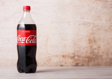Londra, İngiltere - 03 Ağustos 2018: Orijinal Coca Cola meşrubat ahşap üzerine plastik şişe. Dünyanın en popüler içecek.