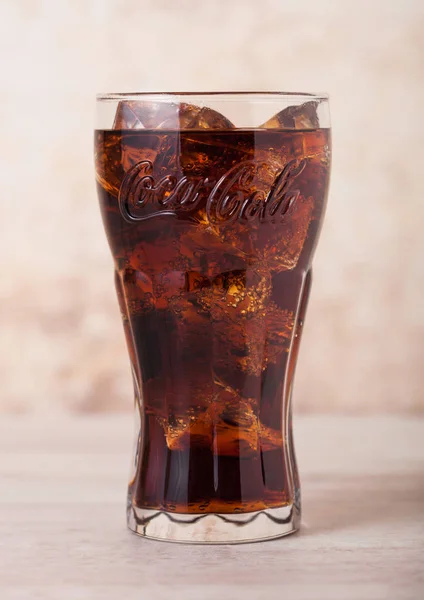 ロンドン イギリス 2018 木材にコカ コーラ ソフトド リンクのアイス キューブでオリジナル グラス 世界で最も人気のある飲み物 — ストック写真