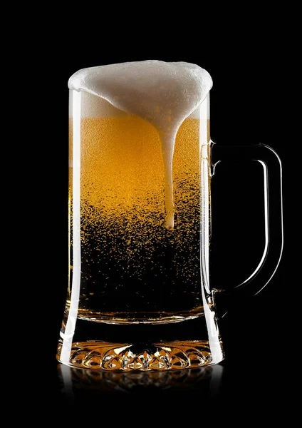 泡と黒い背景にバブルをラガー ビール クラフト ビールの冷たいガラス — ストック写真
