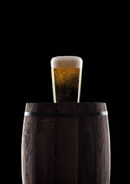 Холодный Стакан Ремесленного Пива Старом Деревянном Бочке Черном Фоне Росой — стоковое фото