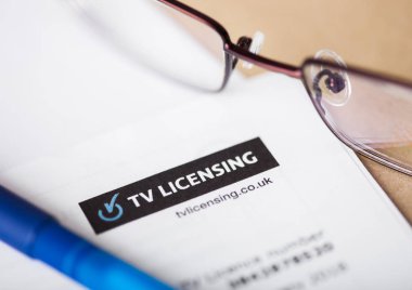 Londra, İngiltere - 18 Ağustos 2018: Tv lisansı açıklamasını gözlük ve kalem ile.