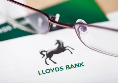 Londra, İngiltere - 18 Ağustos 2018: Lloyds Bankacılık grubu deyim ve kredi kartı ile gözlük.