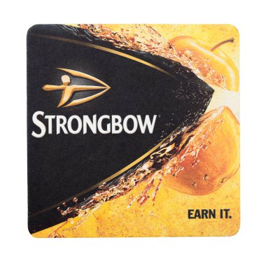 Londra, İngiltere - 22 Ağustos 2018: beyaz zemin üzerine izole Strongbow cider kağıt beermat coaster.
