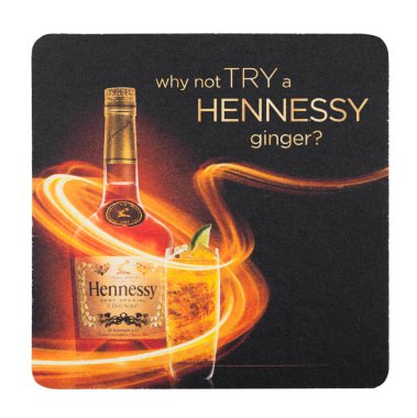 Londra, İngiltere - 22 Ağustos 2018: Hennessy konyak beyaz arka plan altlığı kağıt bar.